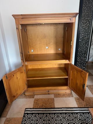 Mueble de madera con puertas y detalles