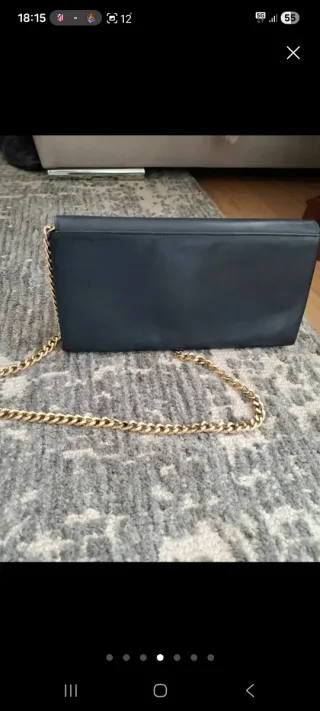 Bolso vintage azul marino con cadena dorada