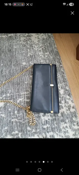 Bolso vintage azul marino con cadena dorada