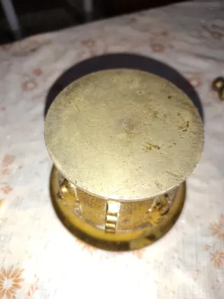 Mortero antiguo de latón con mano