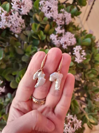 Orecchini madreperla e acciaio inox dorato