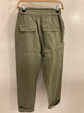 Pantalón cargo Zara caqui.Art 3x2