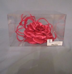 Impactante tocado Christine, flor y plumas rojas