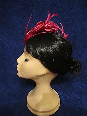 Impactante tocado Christine, flor y plumas rojas