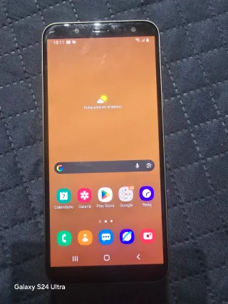 Samsung Galaxy J6 con caricatore