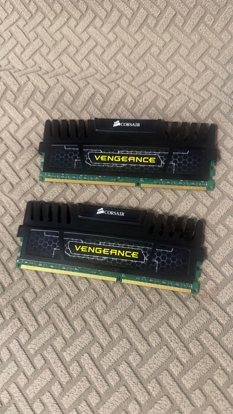 2x 8GB DDR3 Corsair Vengeance RAM