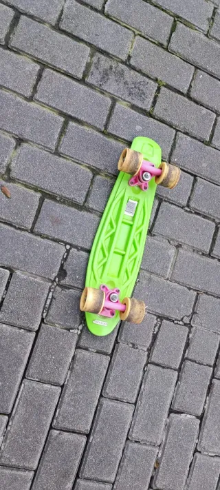 Monopatín verde para niños