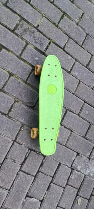 Monopatín verde para niños