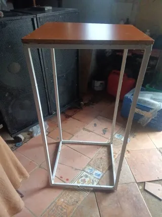 Mesa alta metálica con tablero de madera