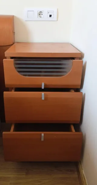 Mesita de noche madera y cristal.