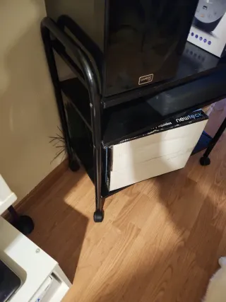 Carrello nero con ruote