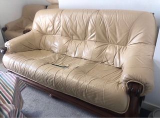 Sofá de 3 plazas de cuero beige.