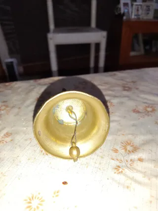 Campanilla antigua de latón con barco