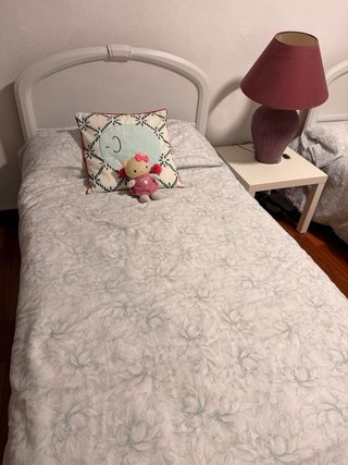 2 Camas Blancas con Cabecero y Colchones