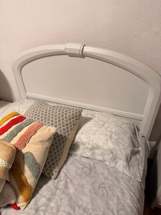 2 Camas Blancas con Cabecero y Colchones