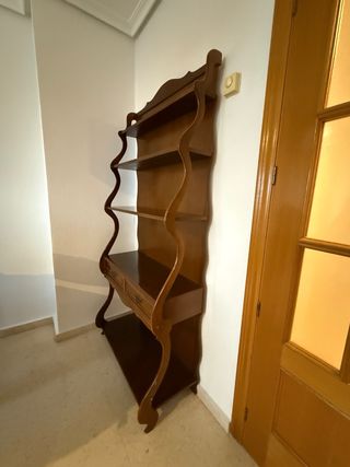 Estantería de madera con cajones