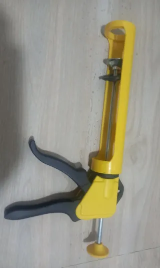 Pistola de calafateo amarilla