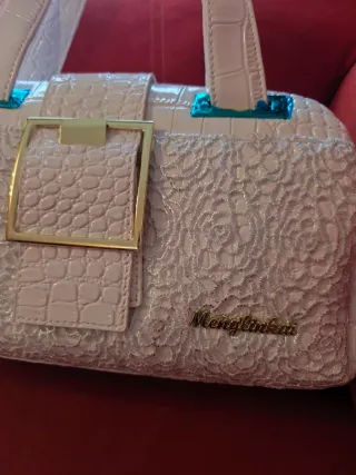 Bolso de mano y hombro blanco y dorado