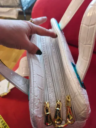 Bolso de mano y hombro blanco y dorado