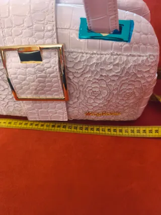 Bolso de mano y hombro blanco y dorado