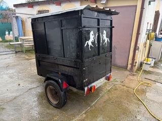Remolque cerrado negro