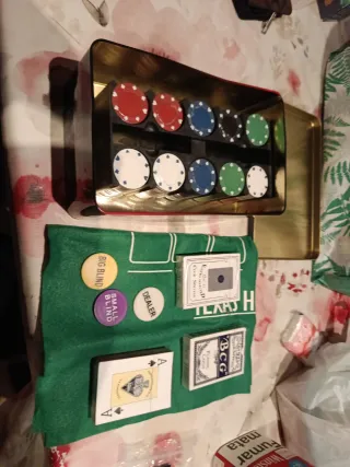 Juego de cartas y fichas de póker