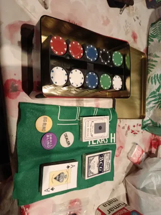 Juego de cartas y fichas de póker