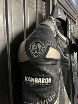 Mono de moto de canguro y titanio Arlen Ness