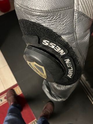 Mono de moto de canguro y titanio Arlen Ness