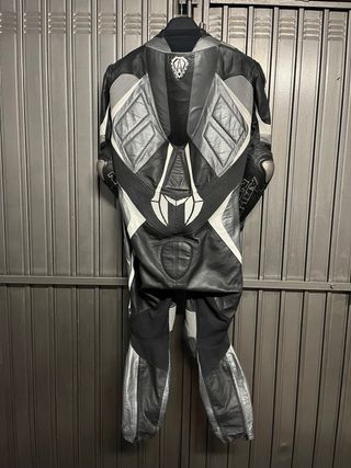 Mono de moto de canguro y titanio Arlen Ness