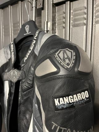 Mono de moto de canguro y titanio Arlen Ness