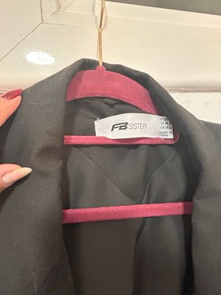 Americana NEW YORKER y Falda Gris SHEIN