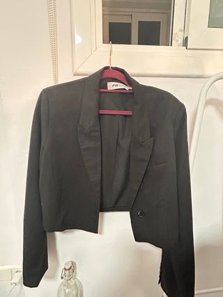 Americana NEW YORKER y Falda Gris SHEIN