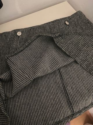 Americana NEW YORKER y Falda Gris SHEIN