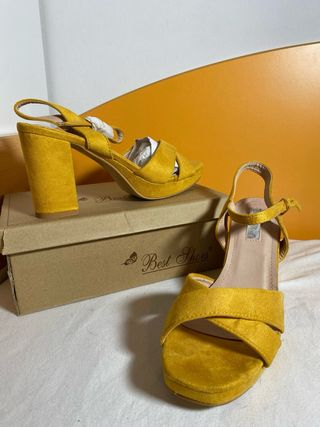 Sandalias amarillas de tacón