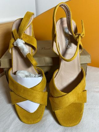 Sandalias amarillas de tacón