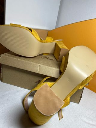 Sandalias amarillas de tacón