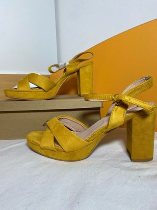 Sandalias amarillas de tacón