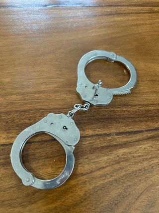 Grilletes metálicos plateados