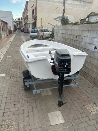 Barco blanco con remolque y motor