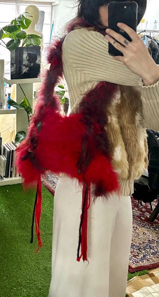 Bolso de plumas trenzado