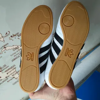 Zapatillas Adidas Blancas y Negras