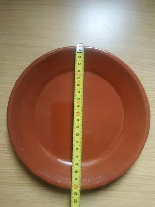 Conjunto de cuencos y platos de barro esmaltado