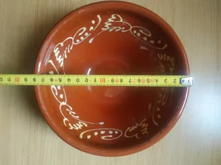 Conjunto de cuencos y platos de barro esmaltado