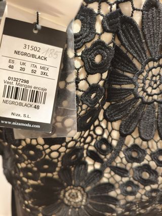 Elegante vestido negro con encaje floral