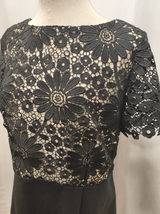 Elegante vestido negro con encaje floral