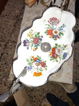 Frutero antiguo de metal y cerámica