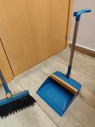 Escoba y recogedor nuevos a estrenar