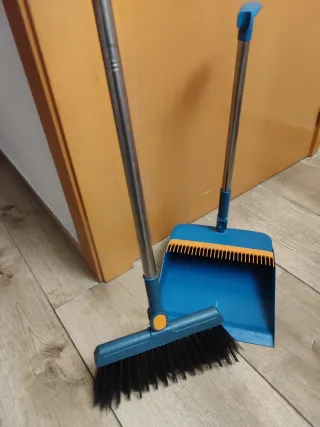 Escoba y recogedor nuevos a estrenar