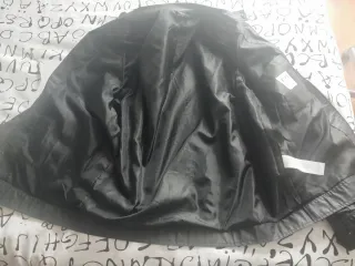 Chaqueta de tela encerada negra tipo Barbour.